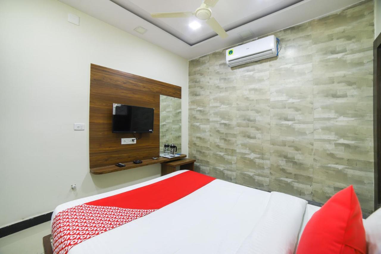 Oyo 67345 Hotel Anjani Inn Naroda Exteriör bild