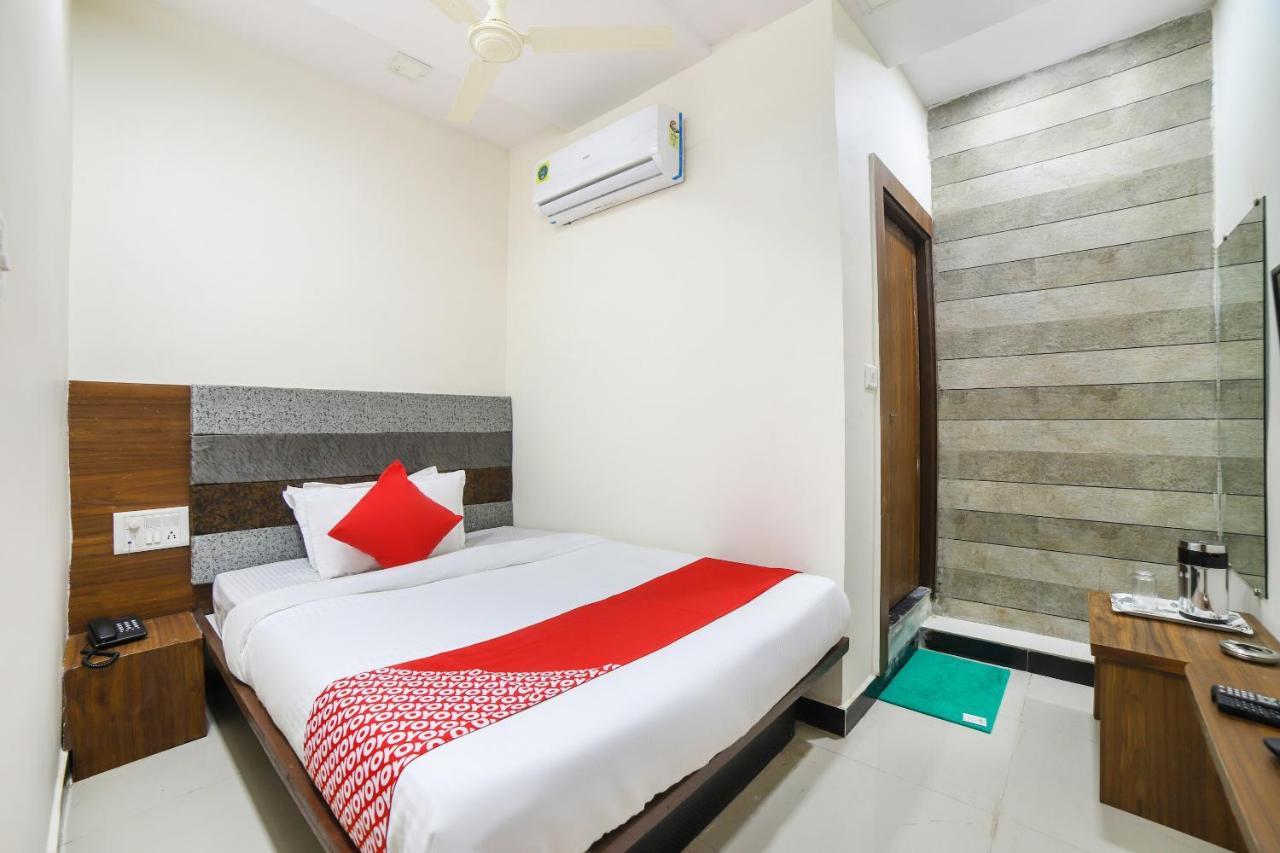 Oyo 67345 Hotel Anjani Inn Naroda Exteriör bild